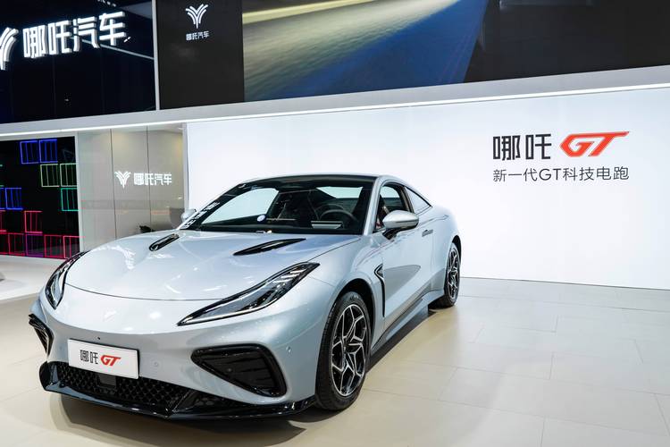 广州191哪吒汽车在智能汽车领域的表现，领途汽车在新能源汽车市场中的影响力